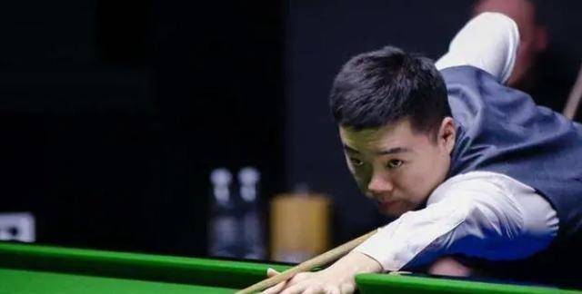 每体列足坛十大奇葩条款：博格坎普拒坐飞机；内马尔微笑条款